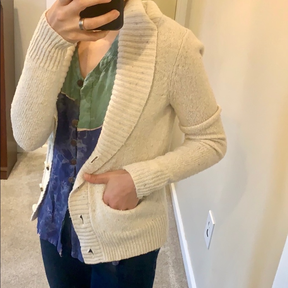 American Eagle XS/TP cardigan. Cream color.